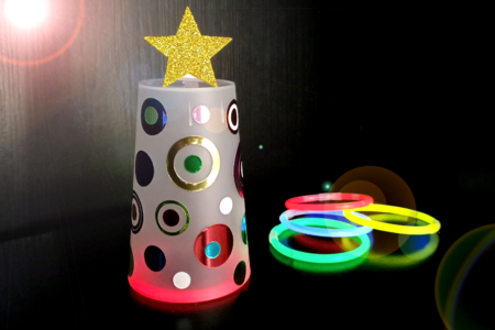 Light-Up Christmas Tree with a Plastic Cup - 2 - Light Crafts - 10doigts.com - Light Crafts – 10doigts.fr