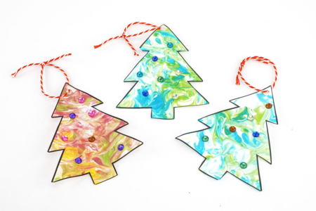 Marbled Tree Ornaments - Shaving Foam - 3 - Christmas Tree Ornement Crafts - 10doigts.com - Christmas Tree Ornement Crafts – 10doigts.fr