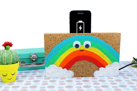Rainbow Smartphone Stand - 2 - Rainbow Crafts: Creative Tutorials for All Ages - 10doigts.com - Rainbow Crafts: Creative Tutorials for All Ages – 10doigts.fr
