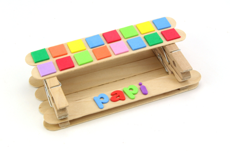 Smartphone Stand with Wooden Sticks - 2 - Father's Day Crafts - 10doigts.com - Father's Day Crafts – 10doigts.fr