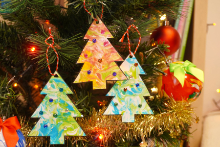 Marbled Tree Ornaments - Shaving Foam - 5 - Christmas Tree Ornement Crafts - 10doigts.com - Christmas Tree Ornement Crafts – 10doigts.fr
