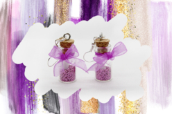 Boucles d'oreilles bouteilles violettes - Accrocher au mur - 10doigts.fr - 2