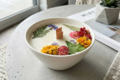 Bougie artisanale DIY - Décorations fleurs et feuilles : ajoutez une touche de nature à toutes vos créations - 10doigts.fr - 2
