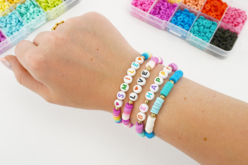 ¡Pulseras de amistad para coleccionar! - Abalorios Heishi y conchas - 10doigts.fr
