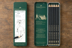 Castell 9000 Graphite Pencils, Metal Box of 6 (HB to 8B) - Crayons graphite et mines pour le dessin - 10doigts.fr