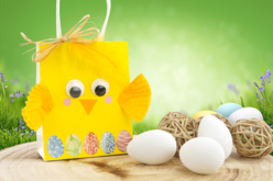 Fabriquer un sac pour la chasse aux œufs de Pâques - Papiers cadeaux et sacs - 10doigts.fr - 2