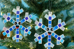 Kit flocons holographiques à suspendre - 4 pièces - Kits créatifs de Noël pour les enfants - 10doigts.fr