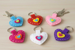 Kit porte-clés cœurs feutrine - 6 pièces - Kits Mercerie - 10doigts.fr