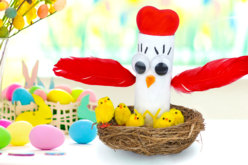 La poule de Pâques et ses poussins - Plumes décoratives - 10doigts.fr - 2