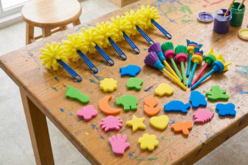 Mega lot 34 accessoires peinture : 6 brosses éponge + 8 brosses caoutchouc + 20 éponges formes fantaisie - Tampons mousse, éponges - 10doigts.fr - 2