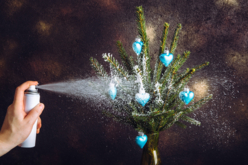 neige en spray sapin noël - Décors de fenêtres Noël - 10doigts.fr - 2
