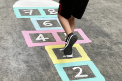 peinture craie de trottoirs enfants - Craies, tableaux et ardoises : l'espace de toutes les expressions - 10doigts.fr - 2
