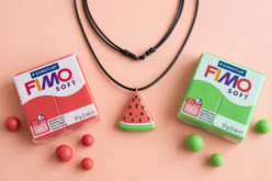 Pendentif pastèque kawaii en pâte Fimo - Pâtes Fimo Soft : le modelage facile pour toutes vos créations - 10doigts.fr - 2
