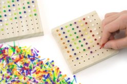 plaque bois à trous motricité - Kits éducatifs : le plaisir d'apprendre par la manipulation - 10doigts.fr - 2