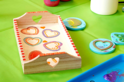 plateau bois coeur peinture et tampon - Objets bois pour la cuisine - 10doigts.fr - 2