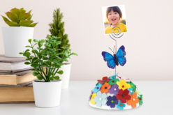 Porte-photo orné de fleurs en papier - Décorations à coller - 10doigts.fr - 2