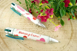 Stylo "Bonne fête maman" - Gommettes Fête des parents : personnaliser vos cadeaux avec amour - 10doigts.fr - 2