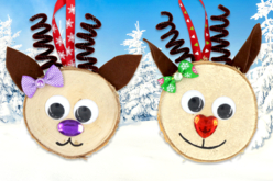 Suspension renne de Noël avec une tranche de bois - Strass : apportez de l'éclat à toutes vos créations - 10doigts.fr - 2
