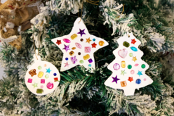 Suspensions de Noël en pâte à modeler - Outils de Modelage - 10doigts.fr - 2
