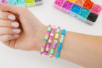 pulsera fácil niño perlas mensaje - Actividades manuales para la creación de tus joyas – 10doigts.fr