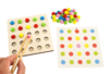 kit Bandeja de motricidad + pompones - Kits educativos: el placer de aprender a través de la manipulación. – 10doigts.fr