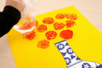 Peindre des roses avec une pochette plastique - 1 - Craft Activities for Grandmothers' Day - 10doigts.com - Craft Activities for Grandmothers' Day – 10doigts.fr