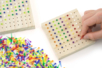 placa de madera con agujeros de motricidad - Kits educativos: el placer de aprender a través de la manipulación. – 10doigts.fr