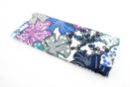 Cupón de tela de algodón impreso ( 43 x 53 cm ) - Grandes flores blancas, violetas, azules - Telas en ofertas 30121 - 10doigts.fr