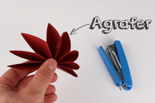 Guirnalda de flores de papel