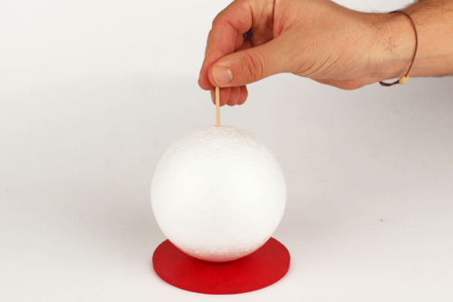 Muñeco de nieve con cubo en la cabeza