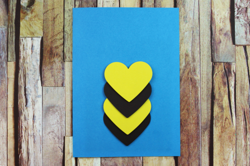 Tarjeta abeja corazones