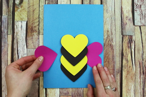 Tarjeta abeja corazones