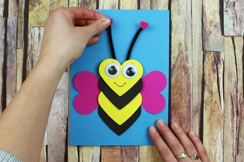 Tarjeta abeja corazones