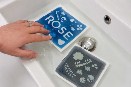 Étape 6 : Le bain de rinçage et la révélation du bleu - 