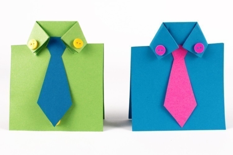 Tarjeta corbata y camisas de papel