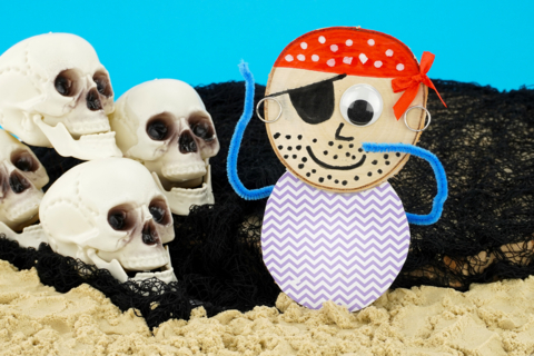 Piratas con troncos de madera