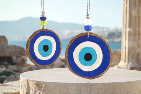 Ojo de la suerte con un tronco de madera