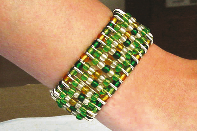 Pulsera con alfileres de seguridad: Idea Creativa - Broches - 10doigts.fr