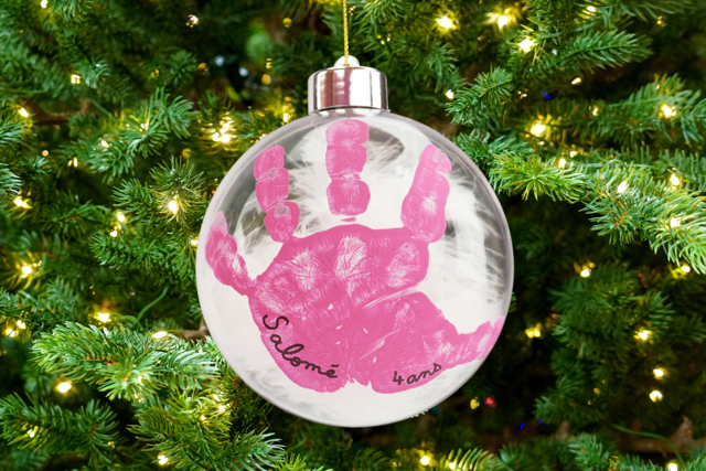 Bola de Navidad con una huella de mano - Boules de Noël DIY - 10doigts.fr