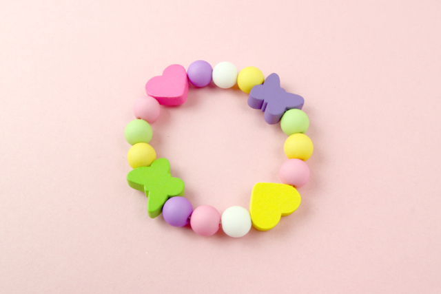 pulsera de bebé abalorios de madera de colores - Perles Bois - 10doigts.fr