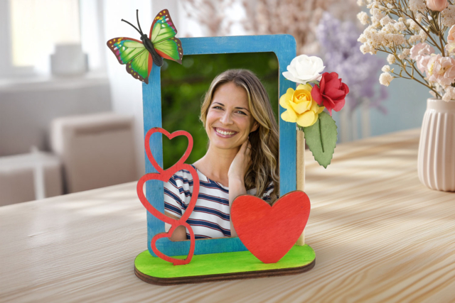 Wooden Heart Photo Frame - 2 - Decorative Photo Frames - 10doigts.com - Cadres et clips photos : des supports uniques pour afficher vos souvenirs - 10doigts.fr