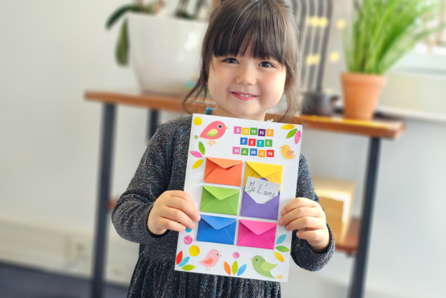 Tarjeta con sobres para el día de las madres - Des gommettes animaux pour créer et apprendre dès la maternelle - 10doigts.fr