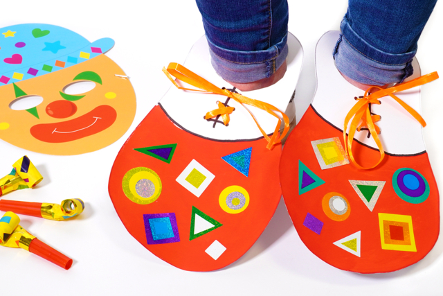 Zapatos de payaso gigantes de papel - Gommettes formes assorties : un univers pour créer sans limite - 10doigts.fr