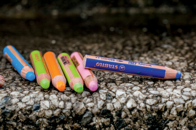 lápiz estabilo - Crayons de couleur pour enfants : du premier gribouillage au dessin d'artiste - 10doigts.fr