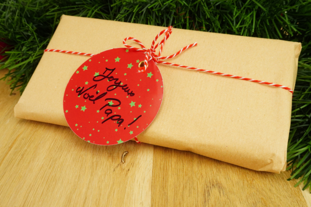 Etiqueta de Navidad con un colocador de ojales - Marqueurs permanents : une tenue indélébile sur toutes les surfaces - 10doigts.fr