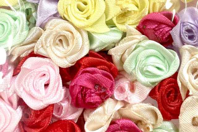 flores de satén - Embellissements fleurs et coeurs - 10doigts.fr