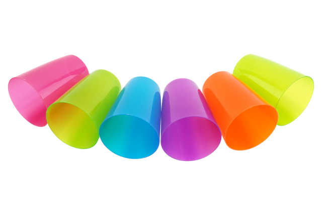 Vasos de plástico de colores - Vaisselle jetable et réutilisable - 10doigts.fr
