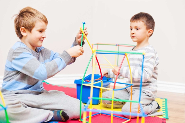 Building Kit with Tubes and Connectors - 454 Pieces - 2 - Building Games - 10doigts.com - Jeux de construction - 10doigts.fr