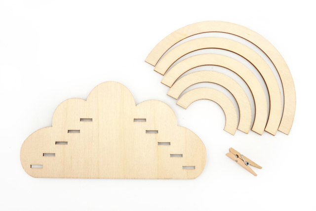 Wooden Rainbow Photo Holder - 3 - Decorative Photo Frames - 10doigts.com - Cadres et clips photos : des supports uniques pour afficher vos souvenirs - 10doigts.fr