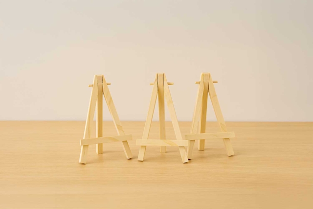 Mini Wooden Easels - 3 Pieces - 1 - Easels for Children and Display Stands - 10doigts.com - Chevalets pour enfants et supports d’exposition - 10doigts.fr